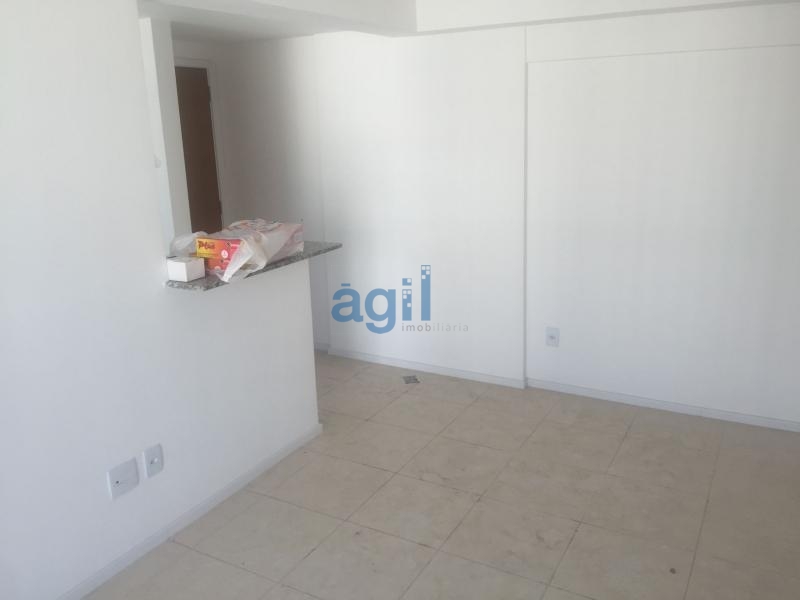 �gil Aluga Rio Parque Condom�nio Bairro em Del Castilho. Apartamento composto de: 2 Qts (1 Su�te), Sala, WC Social, Cozinha Americana.
Caracter�sticas: Arm�rio Cozinha, Aquecedor, Box Blindex, Espelhos.
Total Infraestrutura, Seguran�a 24hs, Pr�ximo a Shoppings, Hospitais, Bancos, Escolas, Padaria e Transportes p�blico para todo Rio de Janeiro. 
Agende sua Visita !!!! 