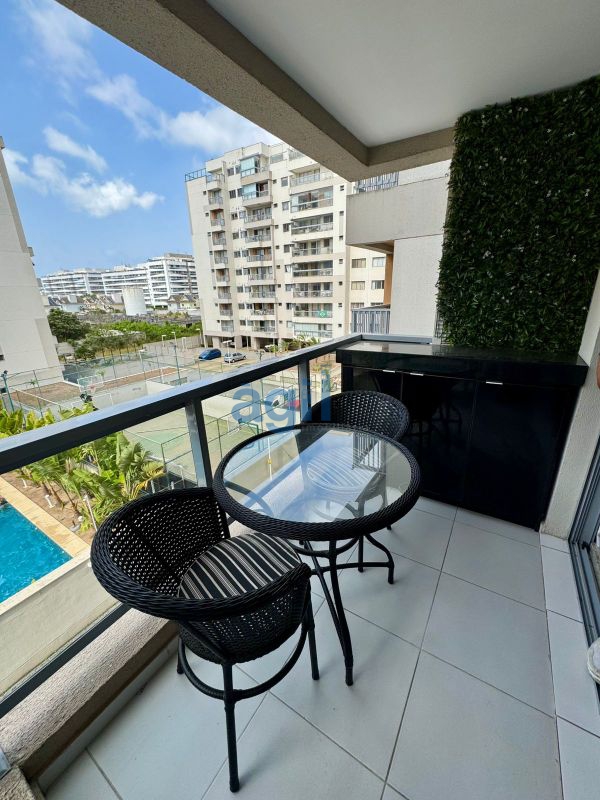 �gil VENDE no Recreio dos Bandeirantes, Bel�ssimo Apartamento no Condom�nio RG Personal.
Apartamento composto de: 2 Quartos (01 Su�te), Sala, Varanda Aberta, WC Banheiro Social, Cozinha e �rea de Servi�o.
Porcelanato, Todos os C�modos com Split e Arm�rios Planejados, Cozinha com Cooktoop e Sugar, Varanda Mobiliada e Mesa de Jantar na Sala.
Seguran�a Interna e Externa (Guarita) 24hs, 1 Vaga Coberta, Infraestrutura de Lazer completa.
�nibus Circular do condom�nio com trajeto do Recanto at� o Jardim Oce�nico (Metr�).
