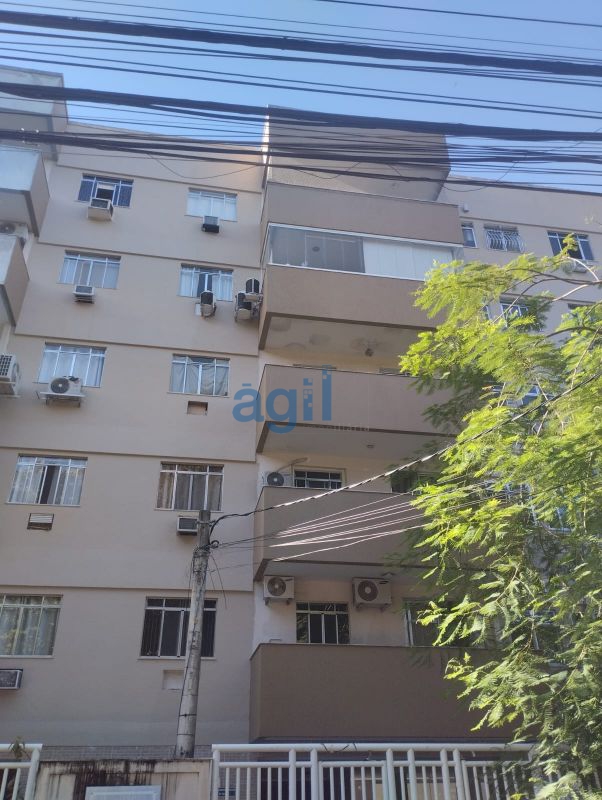 �gil Vende Freguesia (JPA), Excelente Localiza��o. Apartamento composto de: 2 quartos, Sala, Varanda, Banheiro Social e Cozinha com �rea de Servi�o.
Rua tranquila com Vista Livre para o Verde e Montanha.
01 Vaga de Garagem, Sol da Manh�, Portaria 24hs. 
3 minutos da Linha Amarela, pr�ximo �s praias da Barra da Tijuca.